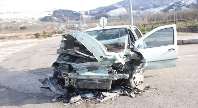 Kamyon ile çarpışan otomobildeki 1'i çocuk 3 kişi yaralandı