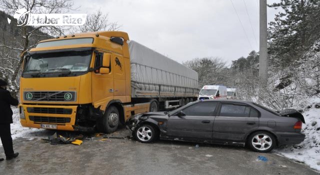 Kamyonla çarpışan otomobildeki kişiler yaralandı