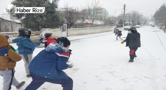 Kar yağışı çocukların yüzünü güldürdü