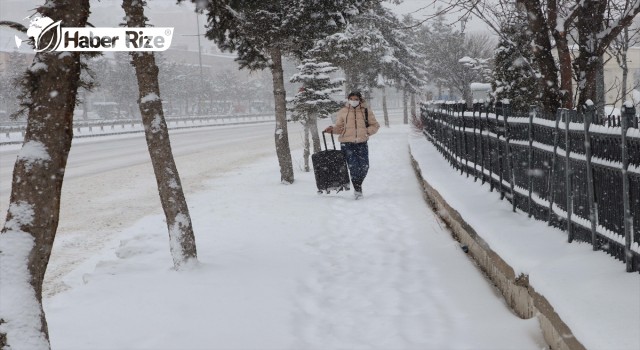 Karadeniz'de kar nedeniyle 946 yerleşimin yolu kapandı