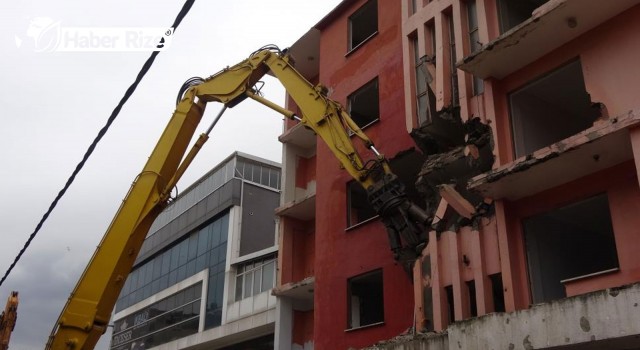 Marmara Depreminde Zarar Gören Binalar Yıkılıyor