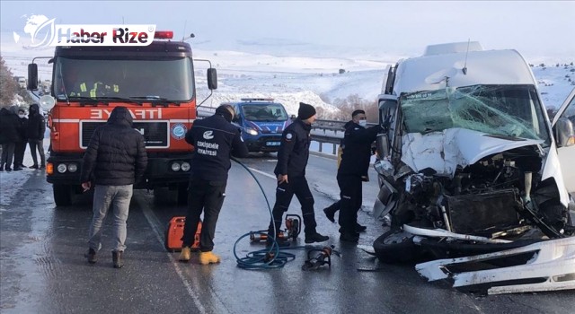 Öğrencileri taşıyan minibüsle kamyon çarpıştı