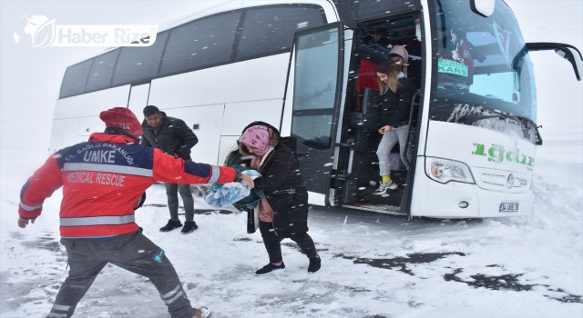 Otobüs kara saplandı yolcular mahsur kaldı