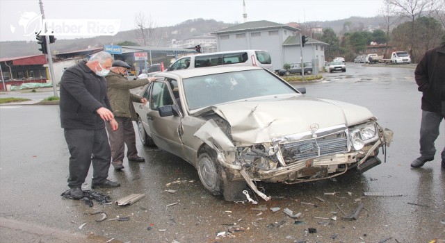 Otomobillerin çarpışması sonucu yaralılar var