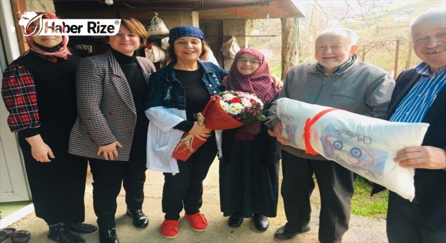 Rize'de 60 yılını dolduran çiftlere yastık hediye edildi