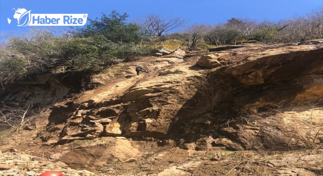 Rize’de yamaçtaki kayaları temizlerken ayağına taş düşen dağcı yaralandı