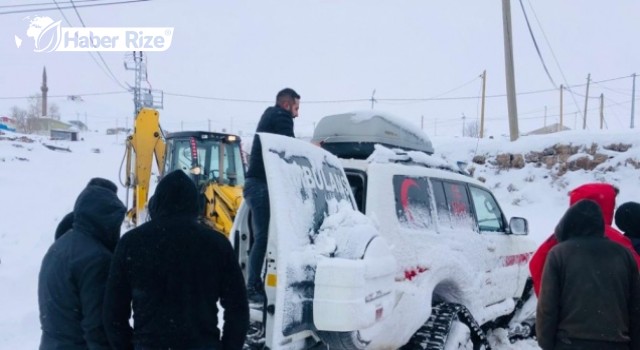 Sağlık ekipleri köydeki hasta çocuğa paletli ambulansla ulaştı