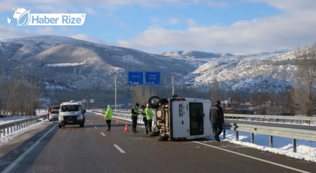 Servis aracı devrildi, bir şehit ve yaralı askerler var