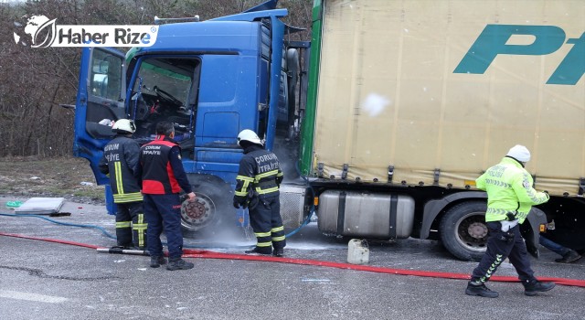 Seyir halindeki tır yanmaktan polisin erken müdahalesiyle kurtarıldı