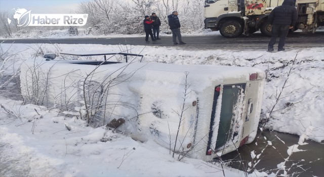 Su kanalına devrilen servis minibüste yaralılar var