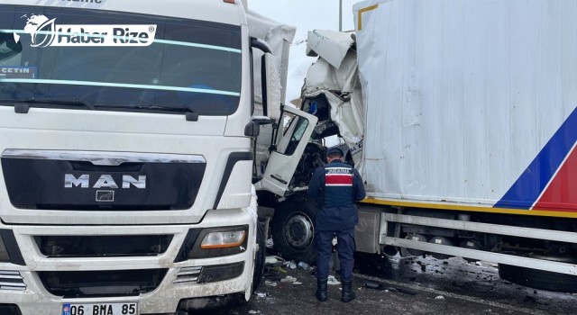 Tır ile kargo kamyonunun çarpıştığı kazada ölü ve yaralılar var