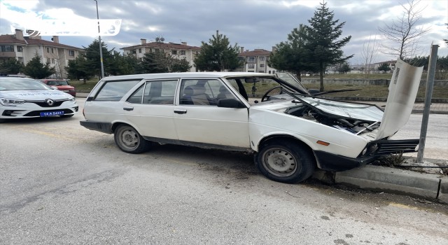 trafik tabelasına çarpan sürücüsü yaralandı