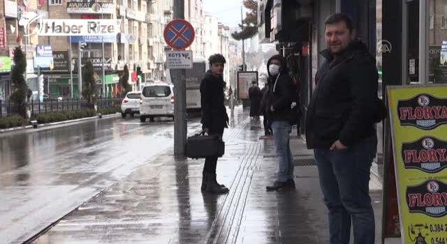 Vatandaşların bir bölümü açık havada maske takmayı sürdürdü