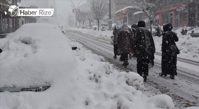 Yoğun kar yağışı yaşamı olumsuz etkiliyor.