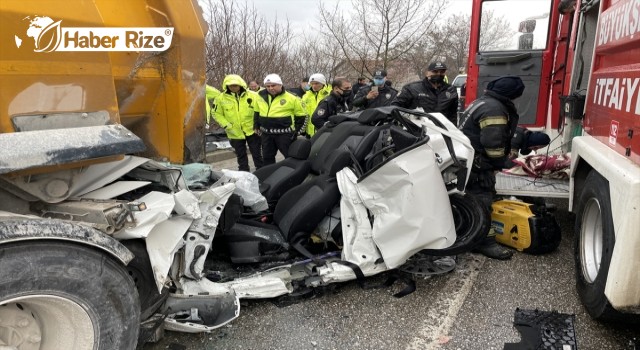 Zincirleme Kazada İki Kamyonun Arasında Sıkıştılar