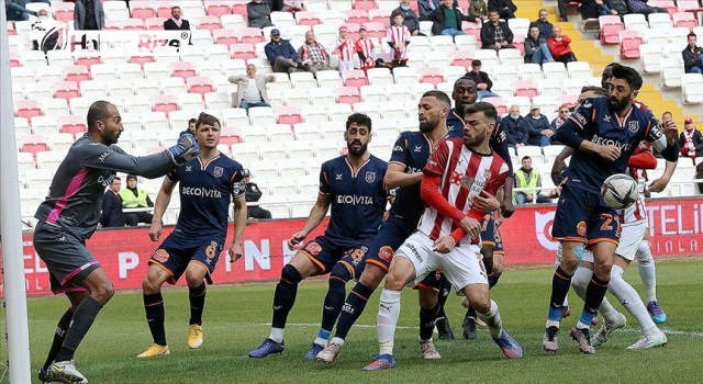 Başakşehir, deplasmanda Demir Grup Sivasspor'u 2-0 mağlup etti