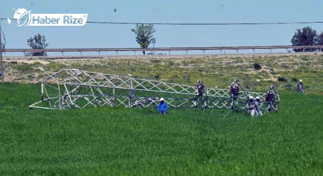 Demirlerinin bir kısmı çalınan elektrik direği devrildi