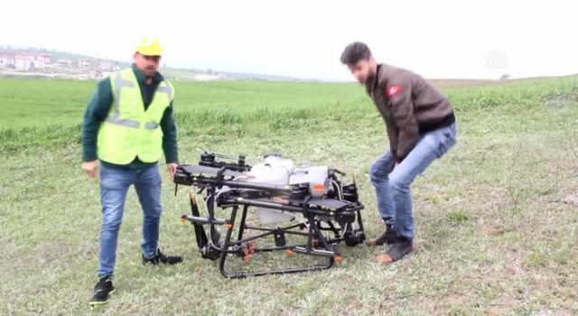 Havzalı çiftçi deneme amaçlı tarlasını zirai dron ile ilaçladı