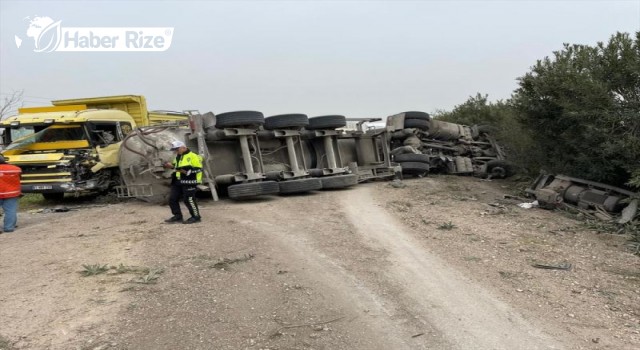 Kamyonla çarpışan tankerde sıkışan şoför yaralı kurtarıldı