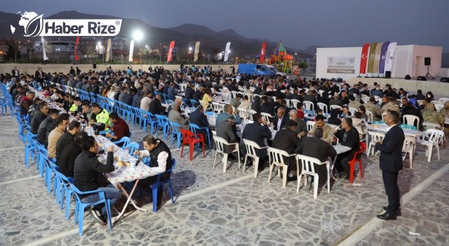 Vali Demirtaş vatandaşlarla iftar yaptı