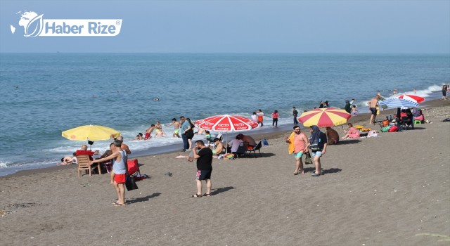 Akçakoca’da sıcaktan bunalanlar denize girerek serinledi