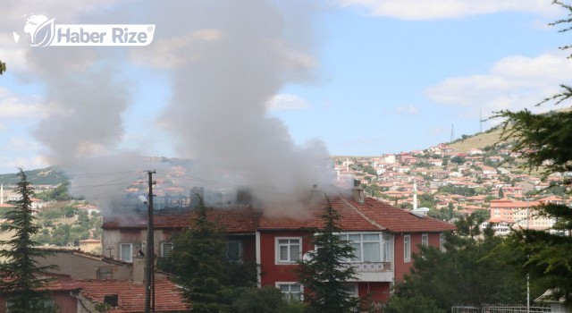 Apartmanın Çatısındaki Yangın Söndürüldü