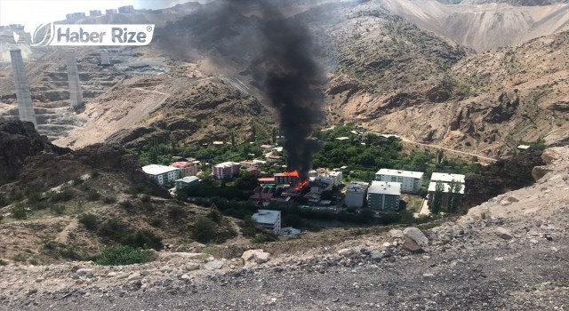 Artvin'de otelde çıkan yangına müdahale ediliyor