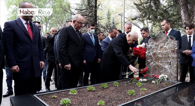 Bahçeli, Alparslan Türkeş'in kabrini ziyaret etti