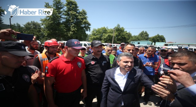 Bakan Soylu, Vali Atay'ın telefonu ile arama çalışması yapan ekiplerle görüntülü görüştü