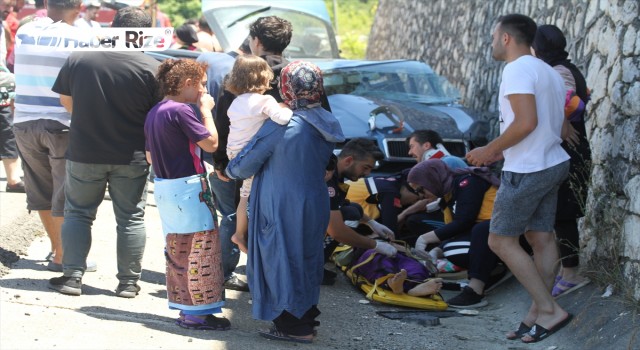 Çarpışan İki Otomobildeki 1 Kişi Öldü, 6 Kişi Yaralandı