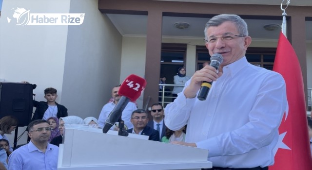 Davutoğlu, Konya'da partililerle bayramlaştı