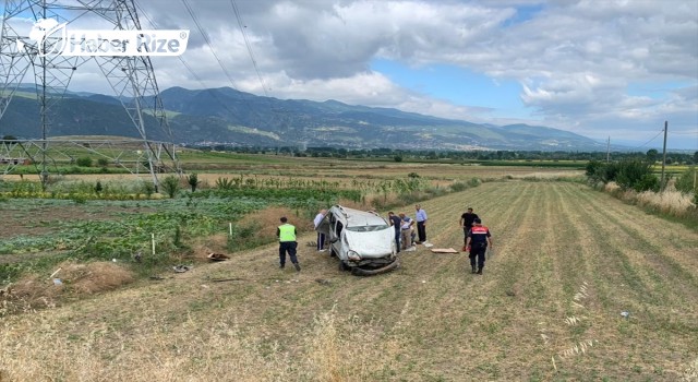 Devrilen hafif ticari araçtaki 4 kişi yaralandı