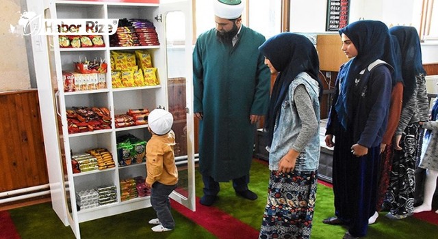 İmam, Kurduğu "Cami Market"le Çocuklara Camiyi Sevdiriyor