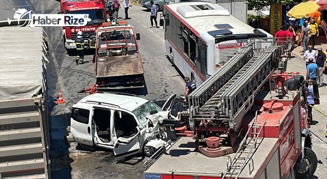 Otomobil Belediye Otobüsüne Çarptı, 2 Kişi Öldü, 3 Kişi Yaralandı