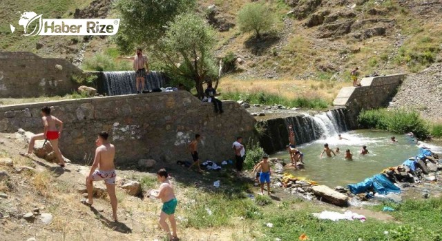 Sıcaktan Bunalan Çocuklar Derede Serinliyor