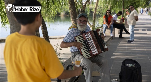 Sokak Çalgıcısı "Ata Abi", Geleceğin Müzik Dehalarına İlham Kaynağı Oluyor