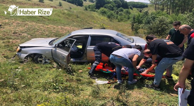 Tarlaya Devrilen Otomobildeki 3 Kişi Yaralandı