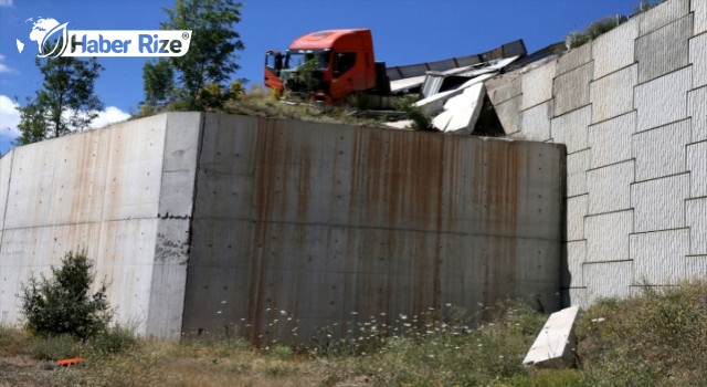 Uçurumun Kenarında Asılı Kalan Tırın Sürücüsü Yaralandı