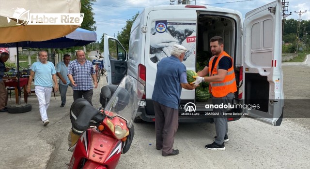 Belediye talep fazlası karpuzu tarladan alarak vatandaşlara ücretsiz dağıttı