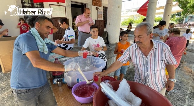 Cami bahçesinde çocuklara ve vatandaşlara kar şerbeti ikram edildi