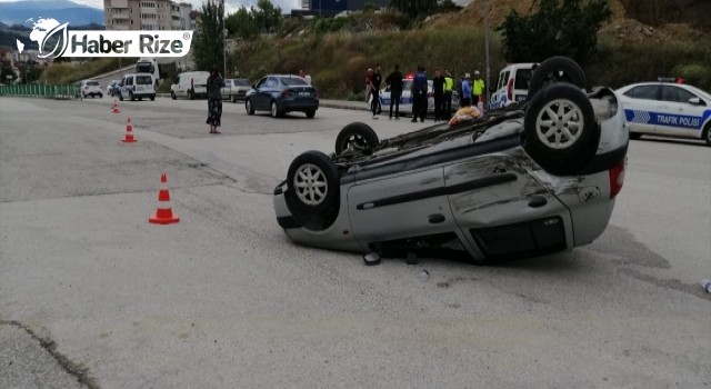  Devrilen otomobildeki 2 kişi yaralandı