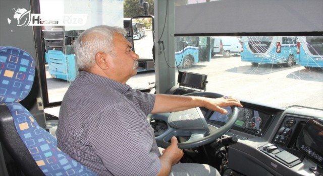 Halk otobüsünün camlarını kıran sürücü görüntülere yakalandı