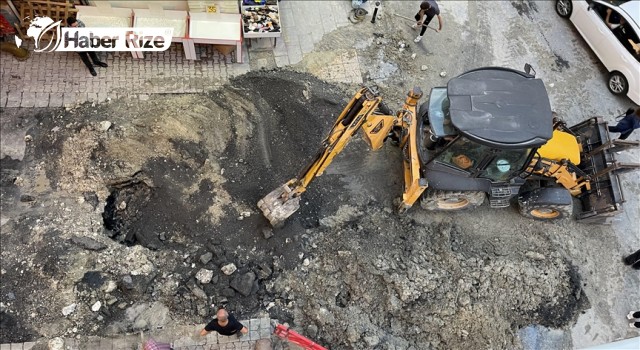 İSKİ kazısında su borusu patlayınca ev ve iş yerlerini su bastı