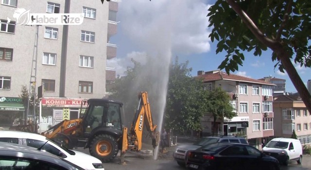 İSKİ'nin çalışması sırasında su borusu patladı