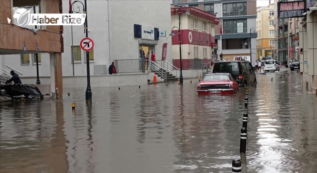 İstanbul'da sağanak su baskınlarına neden oldu