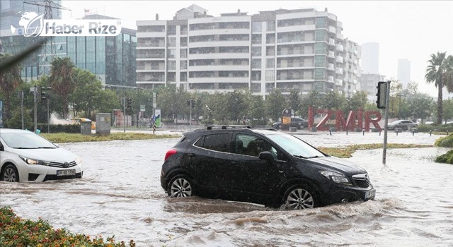 İzmir'de sağanak etkili oluyor