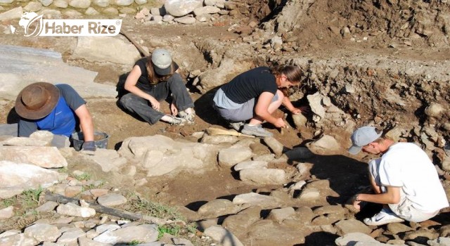 Kazılar arkeoloji öğrencilerine pratik yapma imkanı sağlıyor