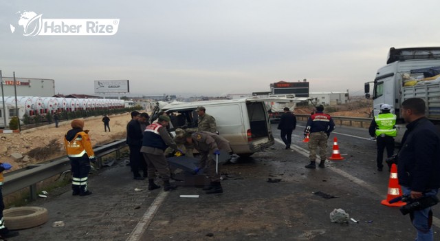 Minibüs, kamyonet ve otomobilin çarpışması sonucu 3 kişi yaralandı