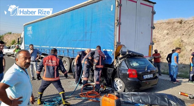 Park halindeki tıra çarpan otomobildeki 4 kişi öldü 1 kişi yaralandı