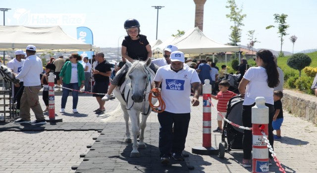 "Pony Club" Etkinliğinde Çocuklar Ata Bindi